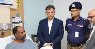 আহত পুলিশ পরিদর্শককে দেখতে হাসপাতালে স্বরাষ্ট্রমন্ত্রী